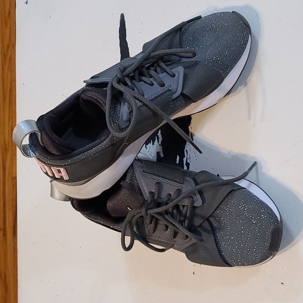 Puma Ignite Women's Sneakers Gray Sparkly Pink Embroidered Logo Sz. 7.5 EUC